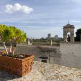 Ci spostiamo infine sull�ampia e soleggiata terrazza da dove riusciamo a scorgere il piccolo campanile della chiesetta